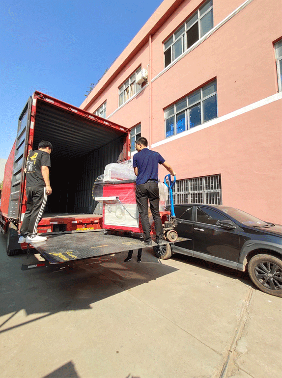 數控鉆孔機終于裝上車啦!